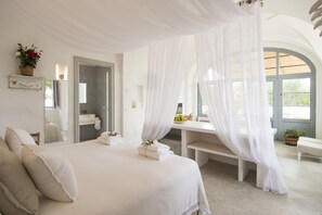 Kamar Superior, patio, pemandangan kebun | Seprai premium, selimut bulu angsa, busa memori, dan brankas