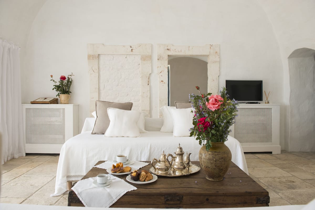 Suite, Kamin, Blick auf den Innenhof | Wohnbereich