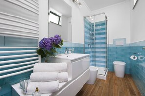 Vil·la, 3 dormitoris, vistes al mar | Bany | Dutxa, assecador de cabells, bidet i tovalloles 