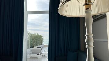 Executive Room, Multiple Beds, Non Smoking, Jetted Tub (with Two Single SofaBeds) | Frette Italian sheets, premium bedding, memory foam beds, in-room safe