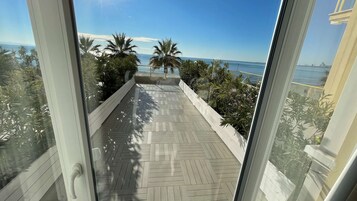 Executive Room, Multiple Beds, Non Smoking, Jetted Tub (with Two Single SofaBeds) | View from room