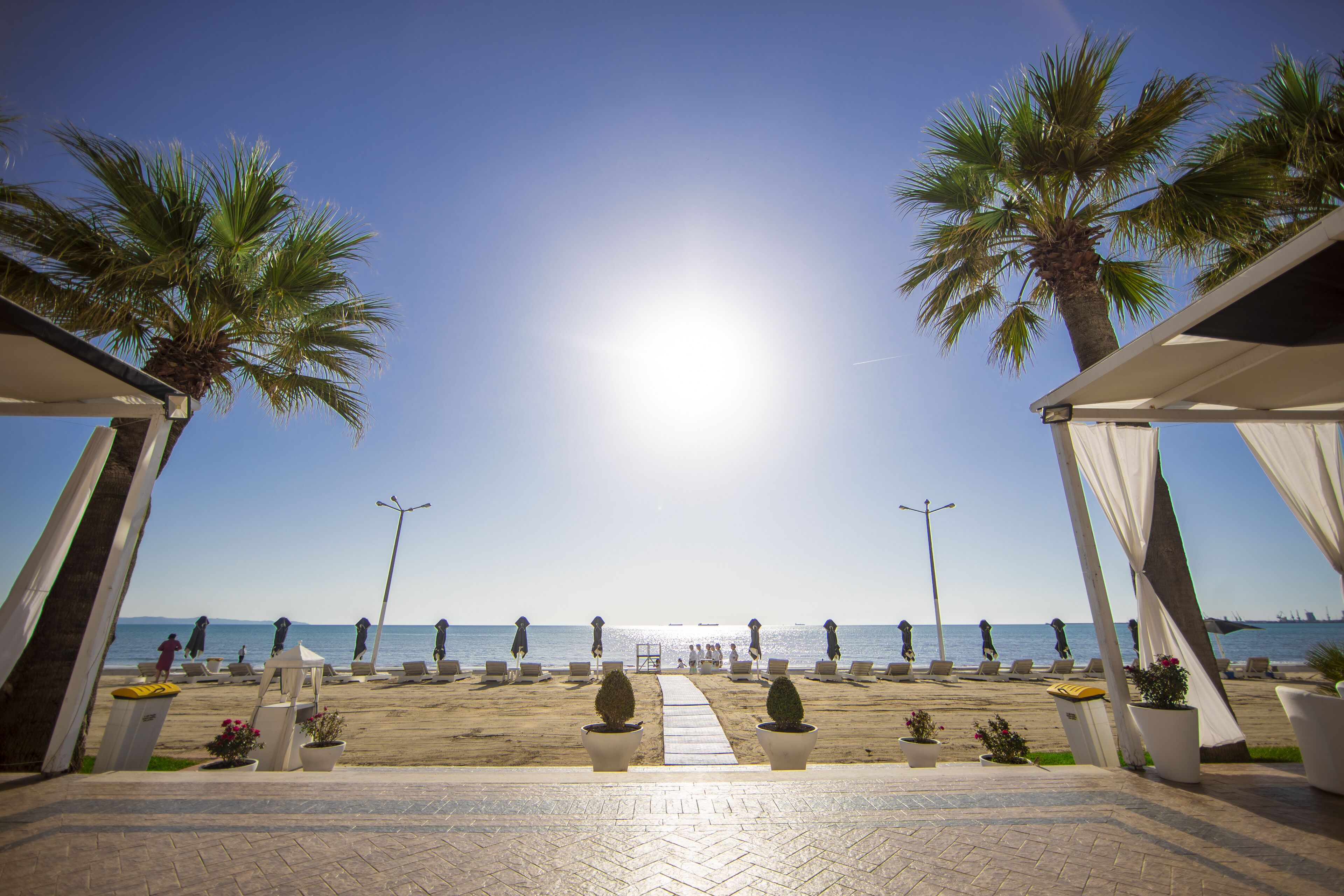 Yksityinen ranta, valkoista hiekkaa, aurinkotuoleja, aurinkovarjoja