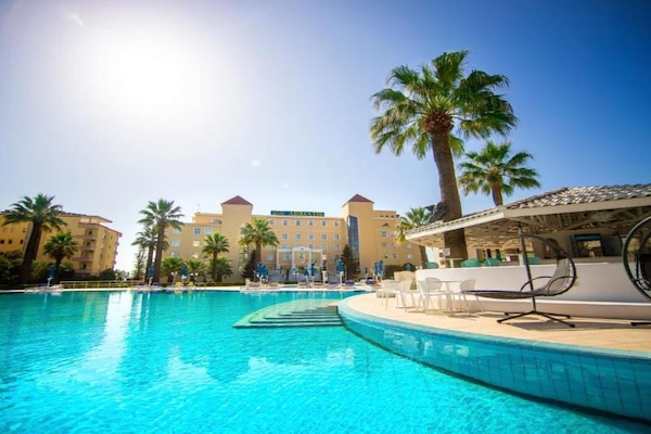 Una piscina techada, una piscina al aire libre de temporada