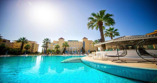 Een binnenzwembad en een seizoensgebonden buitenzwembad