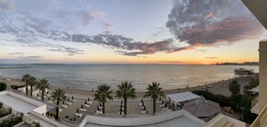 Private beach, white sand, sun-loungers, beach umbrellas - Adriatik Hotel, BW Premier Collection (Durrës)