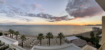 Playa privada, arena blanca, sillas reclinables de playa, sombrillas