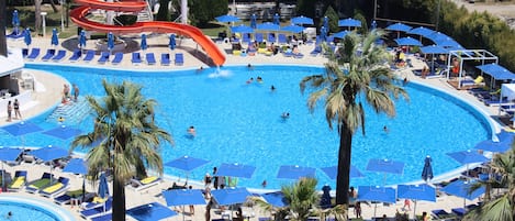 Una piscina cubierta, una piscina al aire libre de temporada