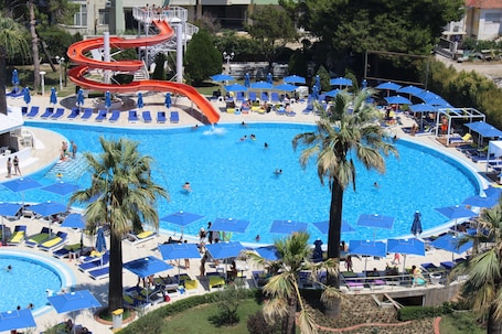 Una piscina techada, una piscina al aire libre de temporada