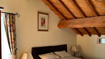 Ropa de cama de alta calidad y escritorio