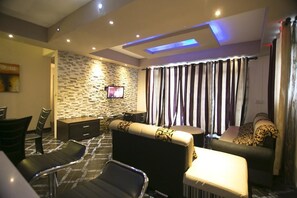 Deluxe-Villa, 3 Schlafzimmer, eigener Pool, Poolseite | Wohnbereich | 32-Zoll-Flachbildfernseher mit Kabelempfang, Fernseher