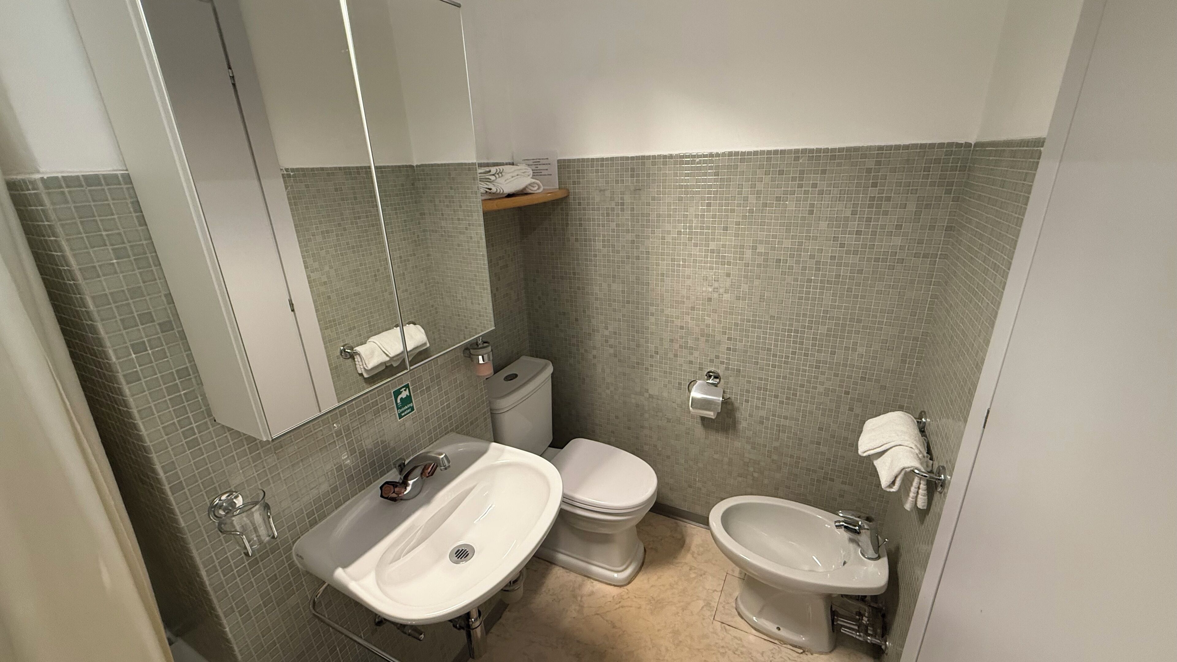 triple room | bathroom | shower, free toiletries, hair dryer, towels