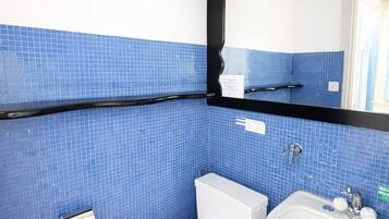 غرفة فردية | حمام | تجهيزات دش، مستلزمات مجانية للعناية الشخصية، مجففات شعر، مناشف