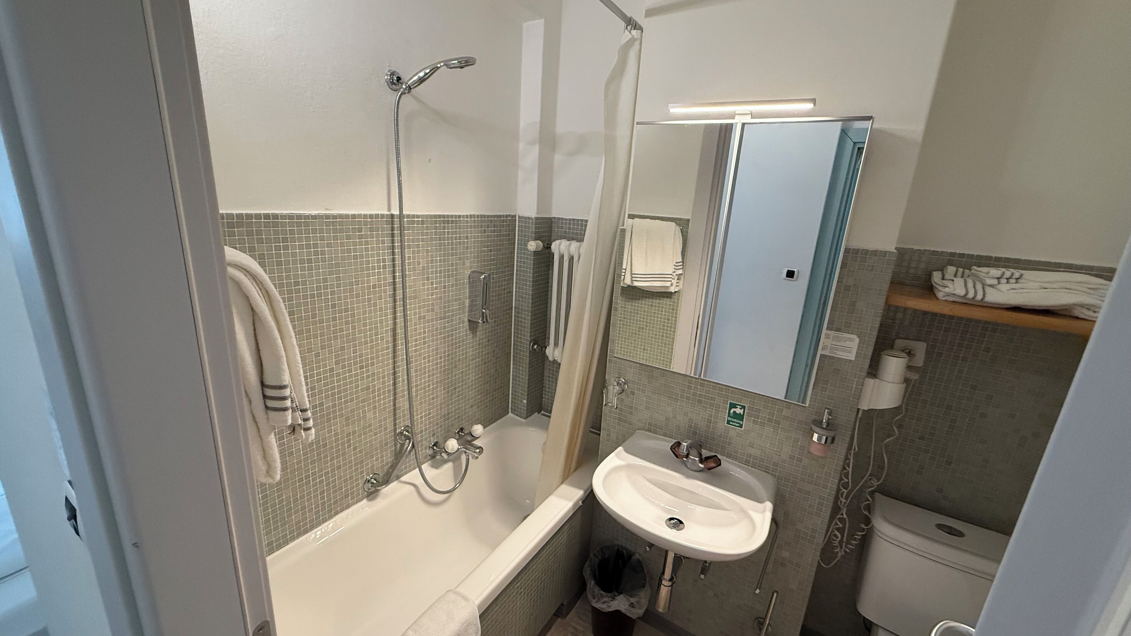triple room | bathroom | shower, free toiletries, hair dryer, towels