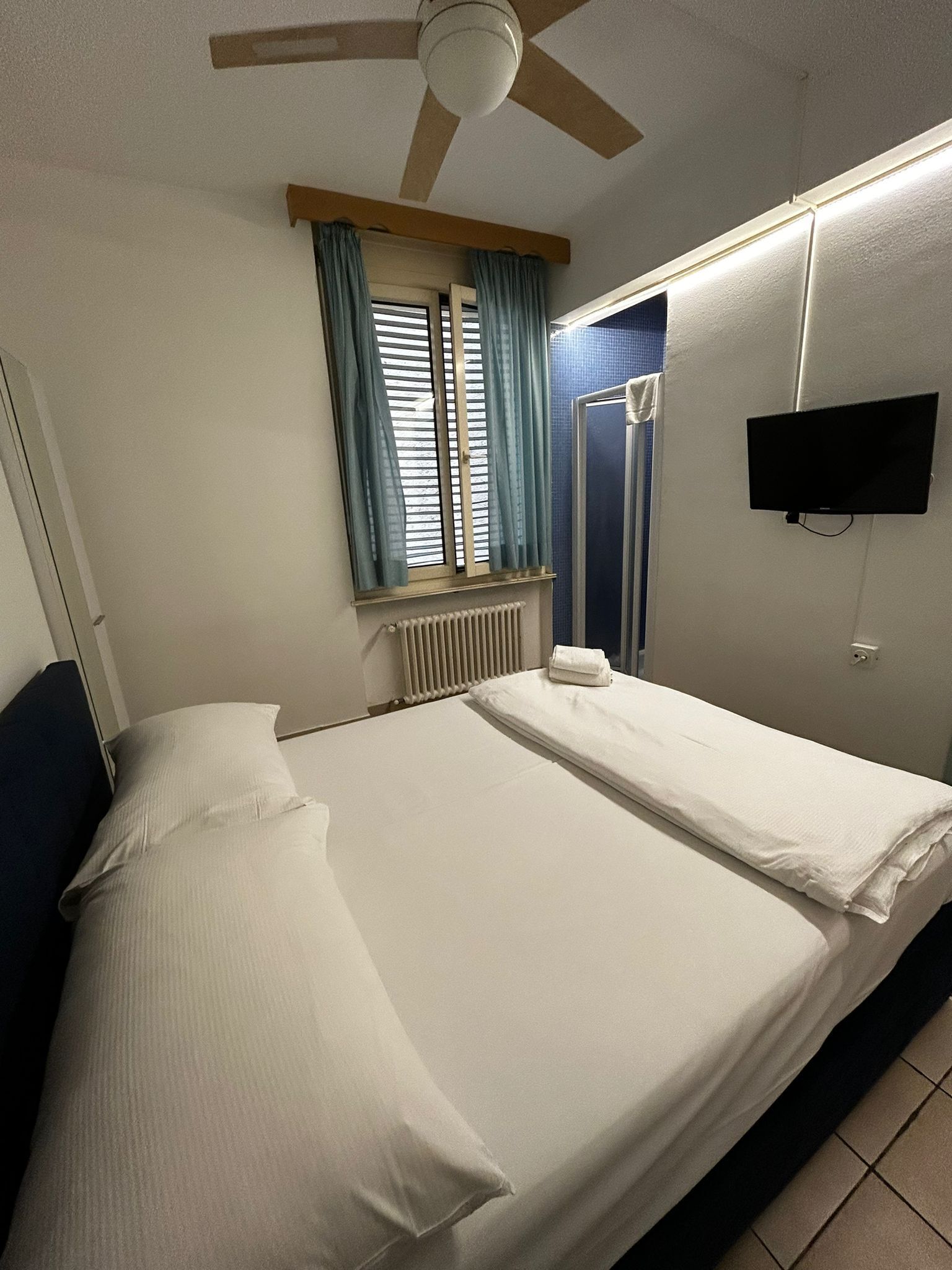 single room | bathroom shower