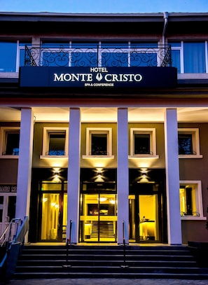 Entrada de un hotel con un cartel que dice "HOTEL MONTE CRISTO SPA & CONFERENCE".