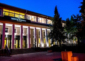 Fachada de la propiedad por la tarde o noche