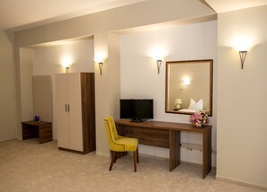 Deluxe-rum | Vardagsrum | 32-tums platt-tv med kabelkanaler och tv