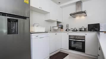 2-Bedroom Apartment | Cuisine privée | Grand réfrigérateur, micro-ondes, four, plaque de cuisson