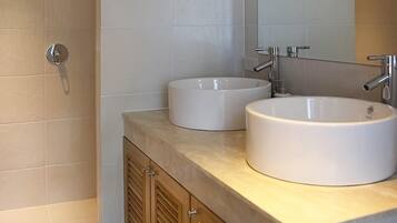 2-Bedroom Apartment | Bathroom | Shower, hair dryer, towels