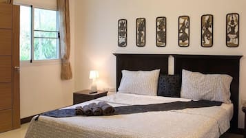 2-Bedroom Apartment | 2 chambres, coffres-forts dans les chambres, bureau, rideaux occultants