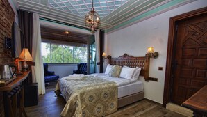 Deluxe Suite, Partial Sea View