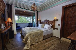 Suite Deluxe, vista parcial al mar | Minibar, escritorio y wifi gratis