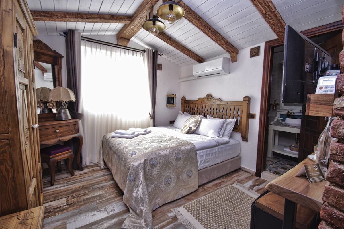 Habitación estándar, vista a la montaña | Minibar, escritorio y wifi gratis