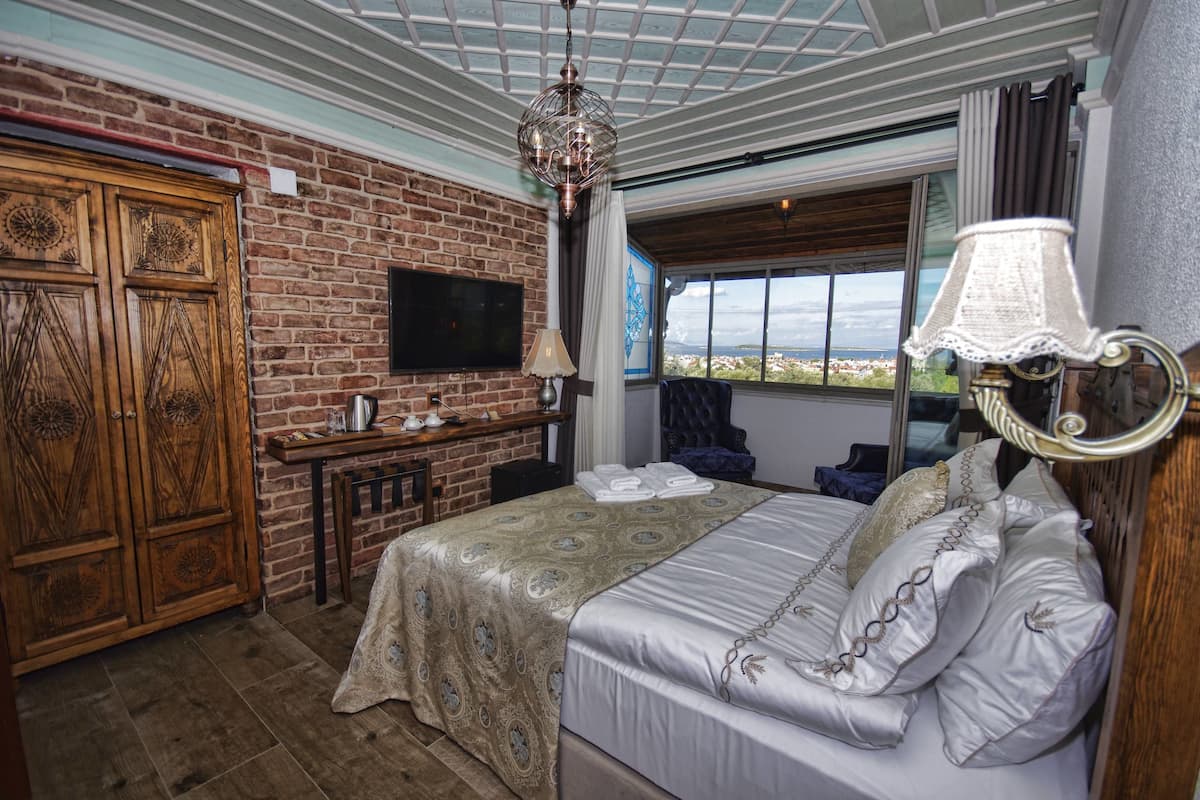Suite Deluxe, vue sur la mer | Minibar, bureau, accès au Wi-Fi (inclus)