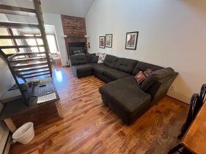 Lägenhet - flera sängar (Fox Pine Lodge 3 bed 3 bath FPAF3) | Vardagsrum | 50-tums platt-tv med kabelkanaler och tv