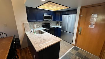 Microondas, horno, cafetera/tetera, mesa de comedor