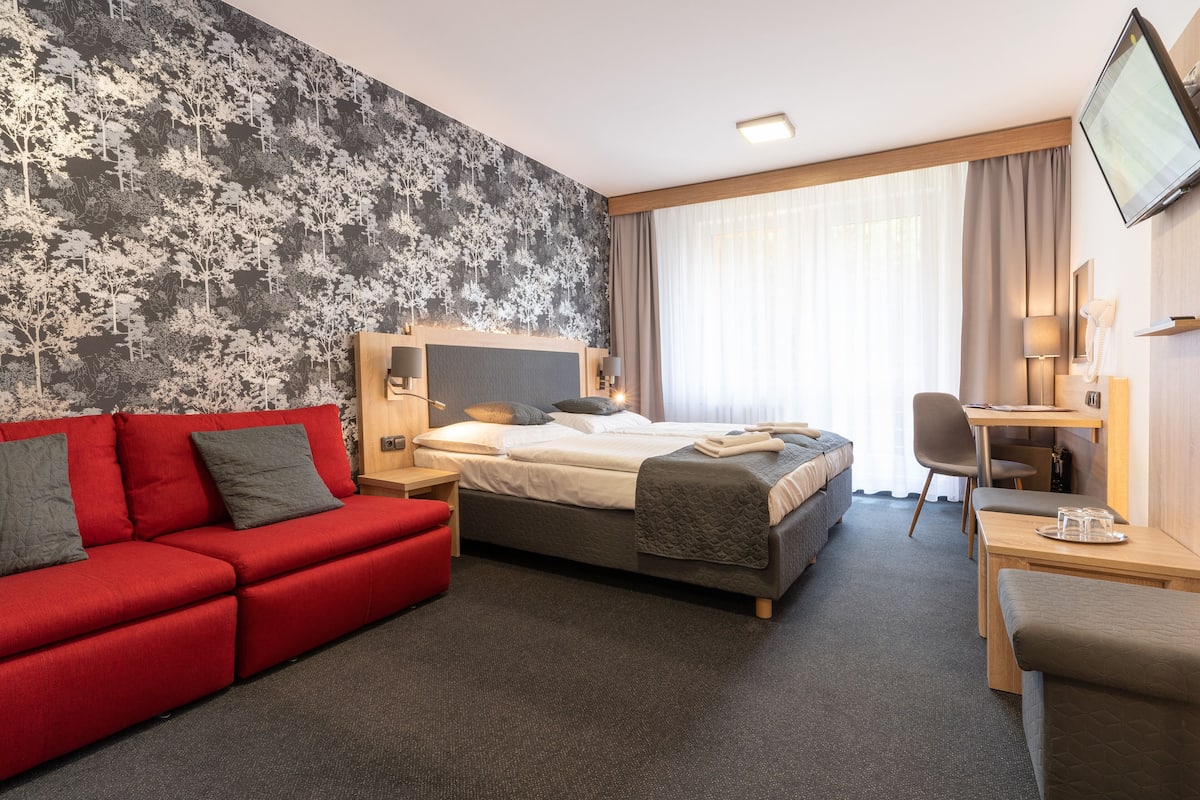 Comfort Room | 2 bedrooms, in-room safe, desk, laptop workspace