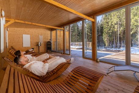 Un sauna, una bañera de hidromasaje, baño turco, aromaterapia. Hotel Kamzík