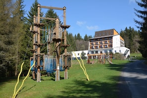 Ropes course (team building)