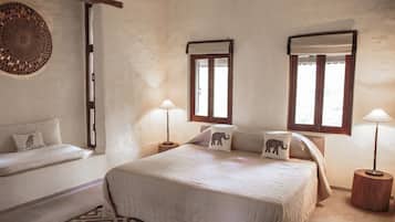 Habitación doble Prestigio | Ropa de cama de alta calidad, muebles diferentes y escritorio