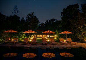 Piscine extérieure en saison, parasols