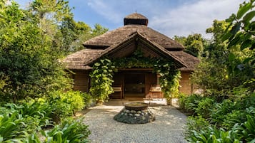 Vista frontal de la propiedad