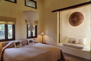 Ropa de cama de alta calidad, muebles diferentes y escritorio 
