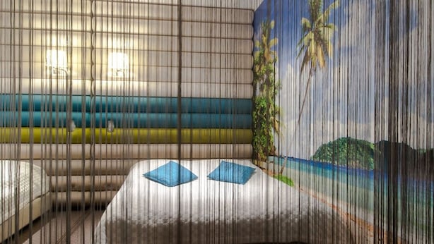 Een kamer met een bed, een raam en een muurschildering van een strand.