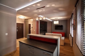 Apartemen (22) | Area keluarga | TV layar datar