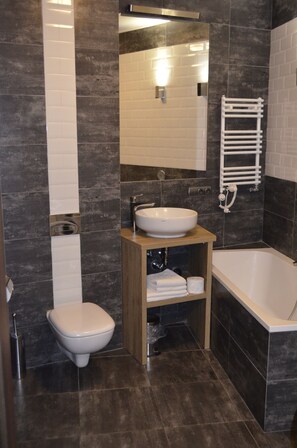 Apartment (19B) | Badezimmer | Kostenlose Toilettenartikel, Haartrockner, Handtücher