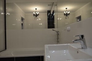 Apartamento, balcón (4A) | Baño | Artículos de higiene personal gratuitos, secador de pelo y toallas