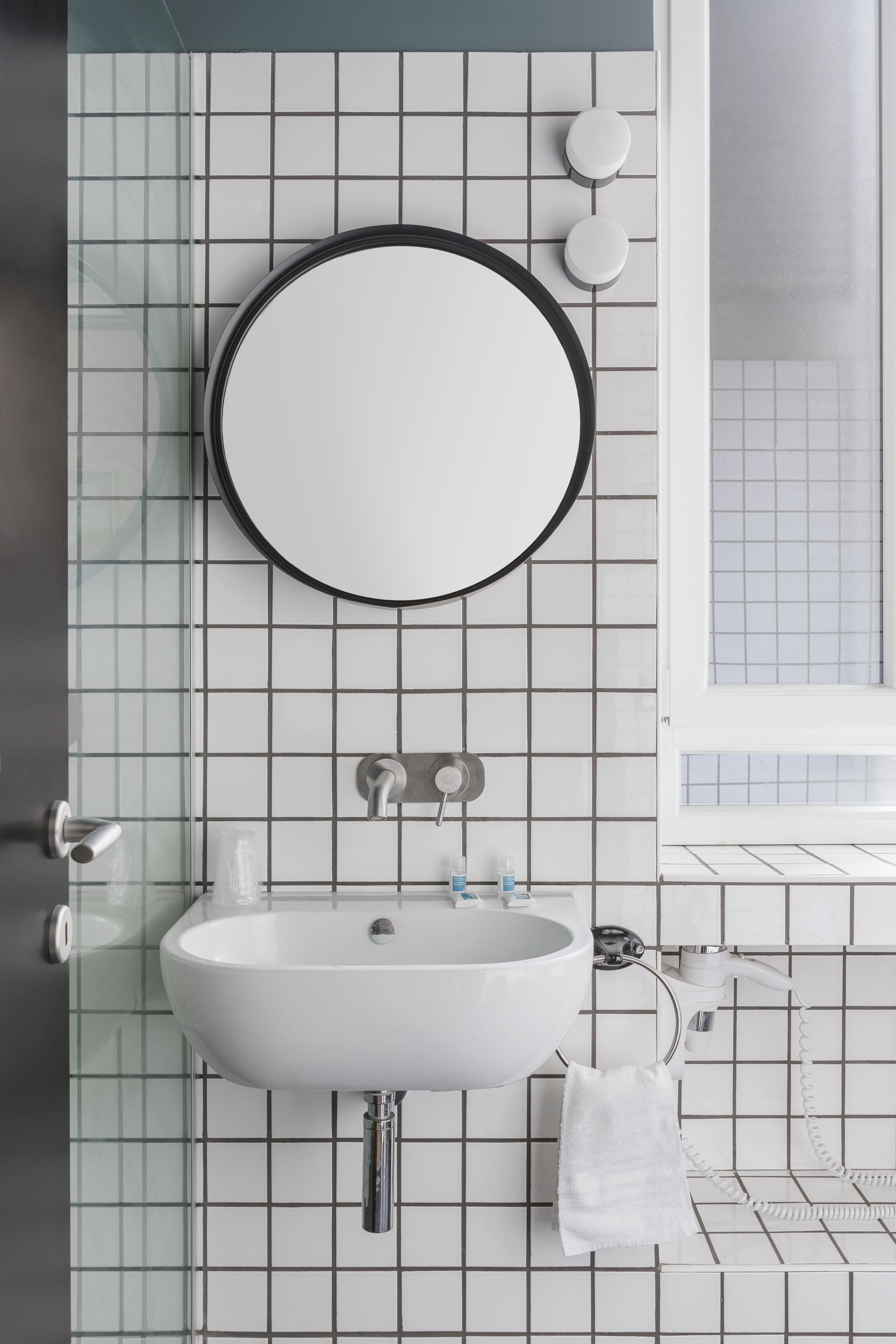 shower, free toiletries, hair dryer, bidet