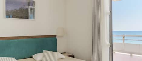 Luksushuone, parveke, merinäköala | Minibaari, työpöytä, ilmainen Wi-Fi, vuodevaatteet