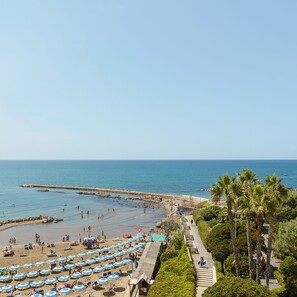 Private beach nearby, white sand, sun loungers, beach umbrellas - Hotel Riviera (Anzio)