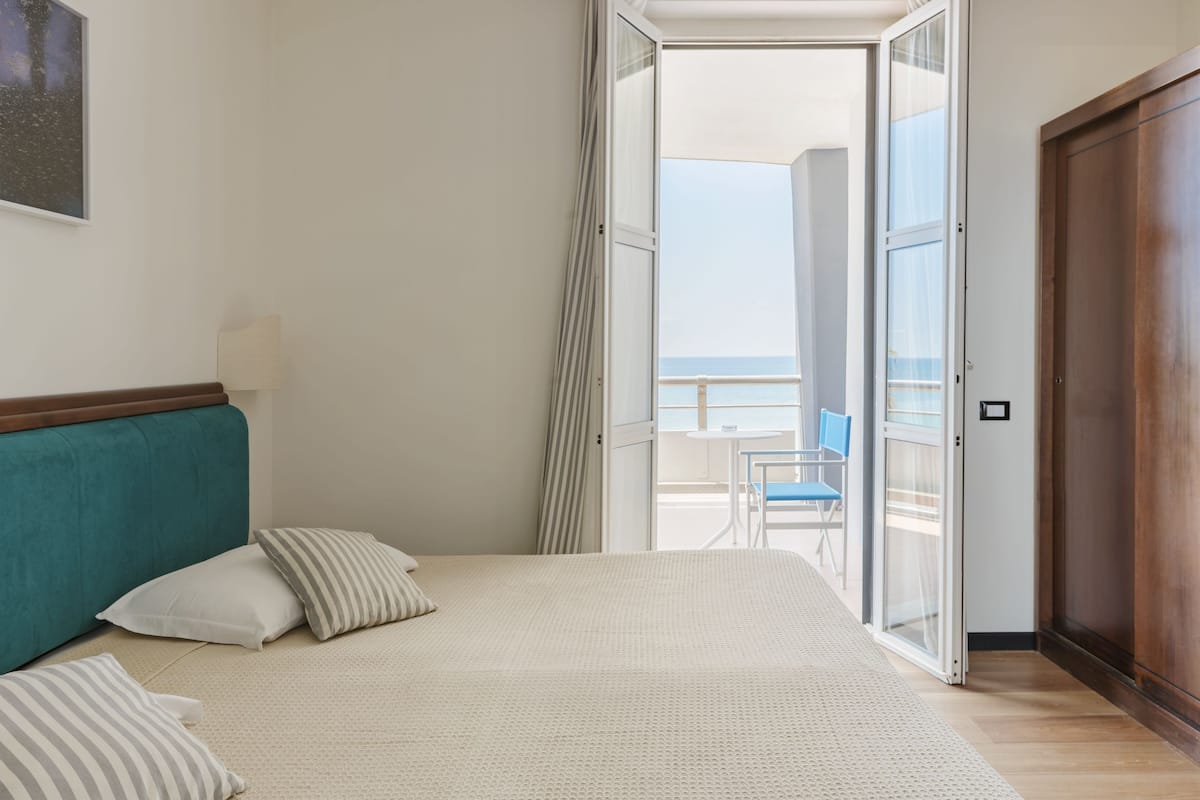 luxury room, balcony, sea view | minibar, desk, free wifi, bed sheets