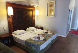 Ropa de cama de alta calidad y escritorio