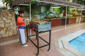 Breakfast, lunch and dinner served - More Hotel (Kemer)