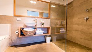 Executive-Apartment, 2 Schlafzimmer, 2 Bäder, Flussblick | Badezimmer | Kostenlose Toilettenartikel, Haartrockner, Handtücher, Toilettenpapier