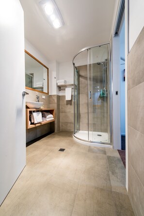 Executive Apartment, 2 Bedrooms, 2 Bathrooms, River View | Bathroom | Free toiletries, hair dryer, towels, toilet paper - Ulverstone River Edge Apartments (West Ulverstone)