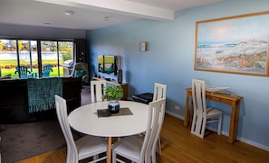 Family Apartment, 2 Bedrooms, 2 Bathrooms, River View | In-room dining
